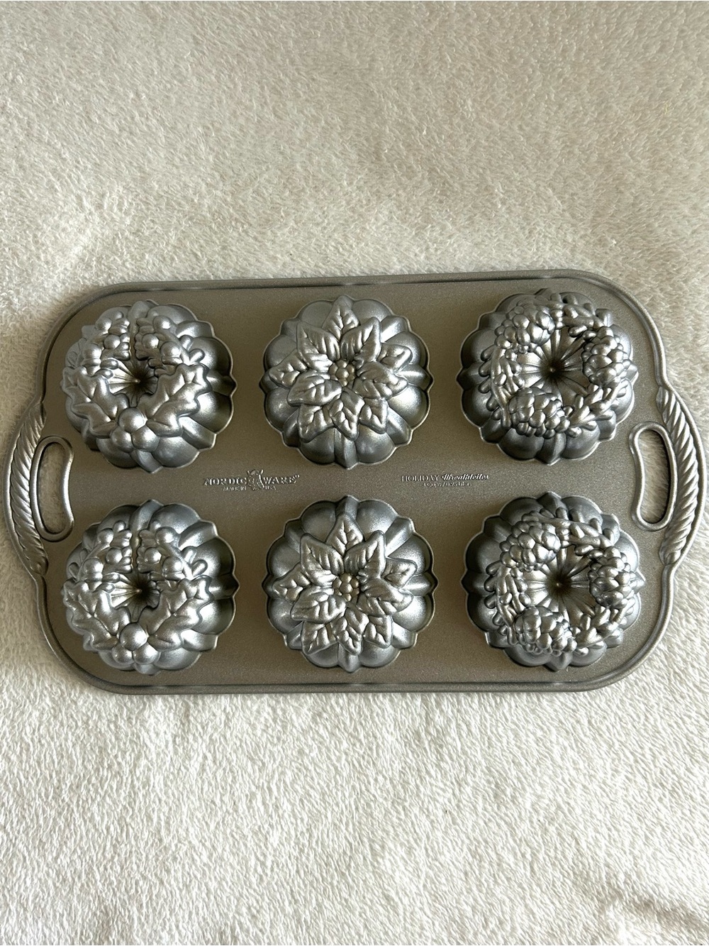 Nordic Ware Wreathlettes Pan Baking Holiday Cake Mold Christmas NEW